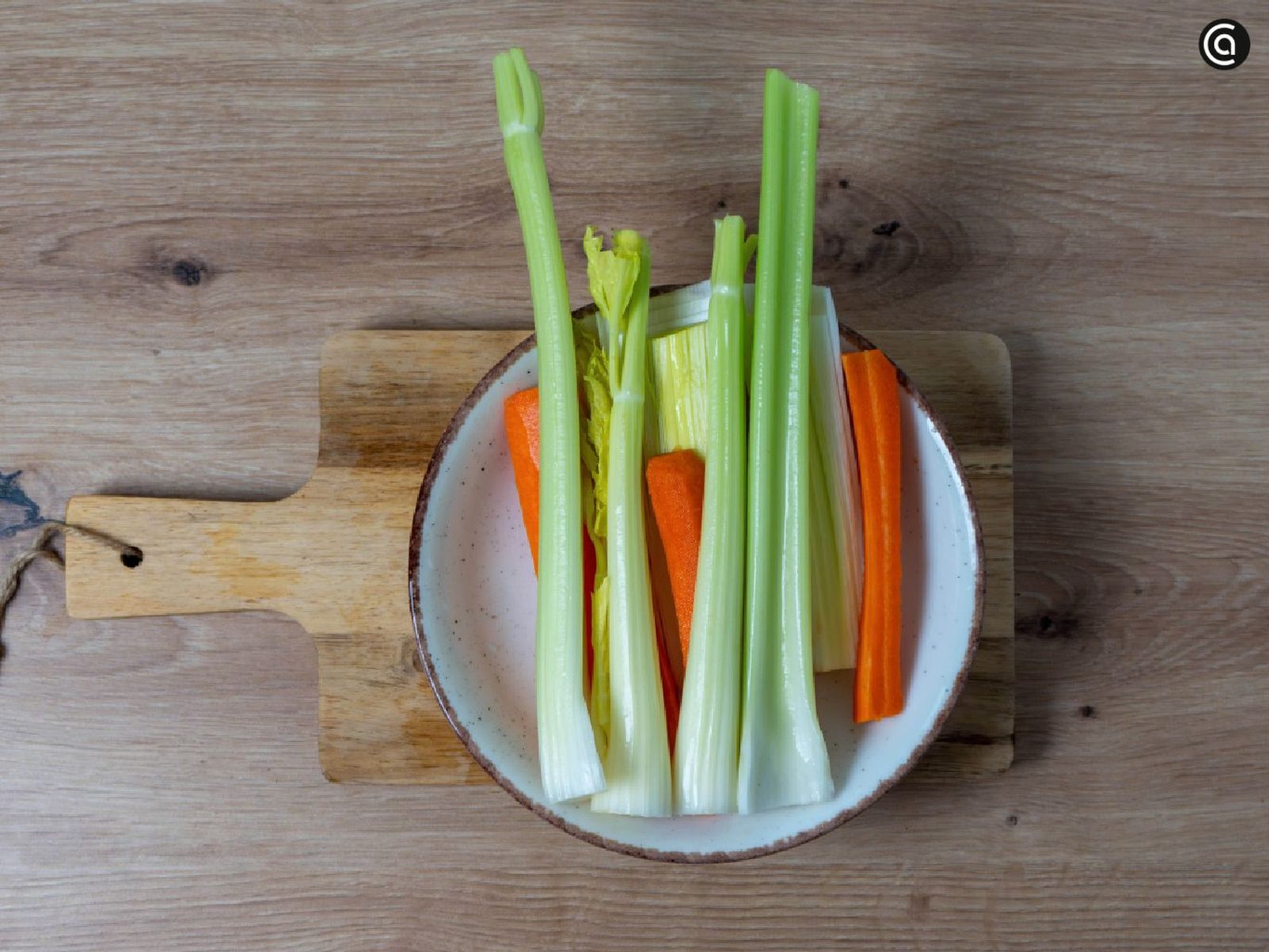 Retira la piel de las verduras y córtalas