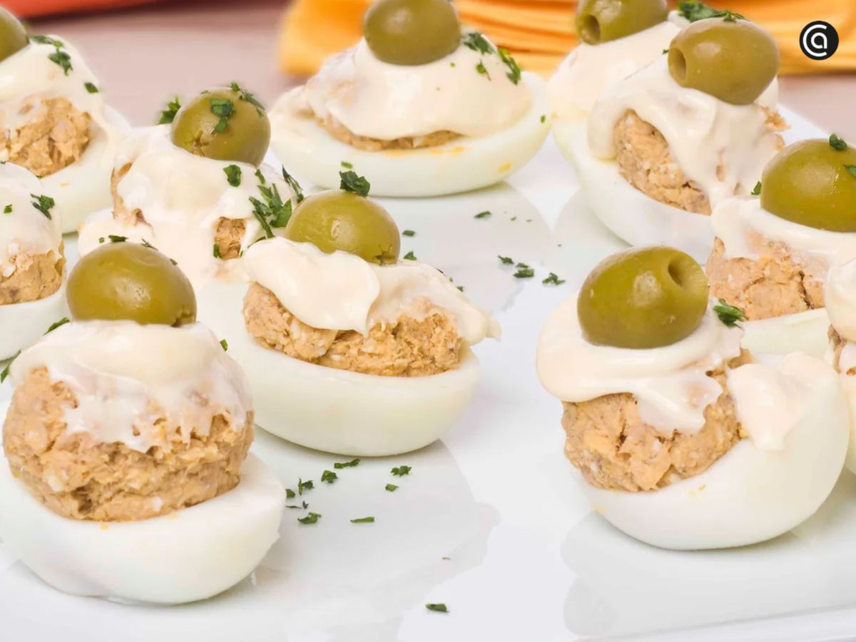 Una forma deliciosa de aprovechar los huevos cocidos: huevos rellenos, listos en pocos minutos.