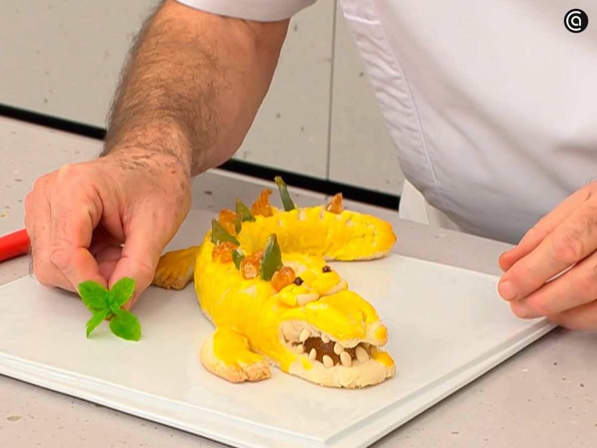 Introduce el cocodrilo de mazapán en el horno y coloca los clavos de olor a modo de ojos