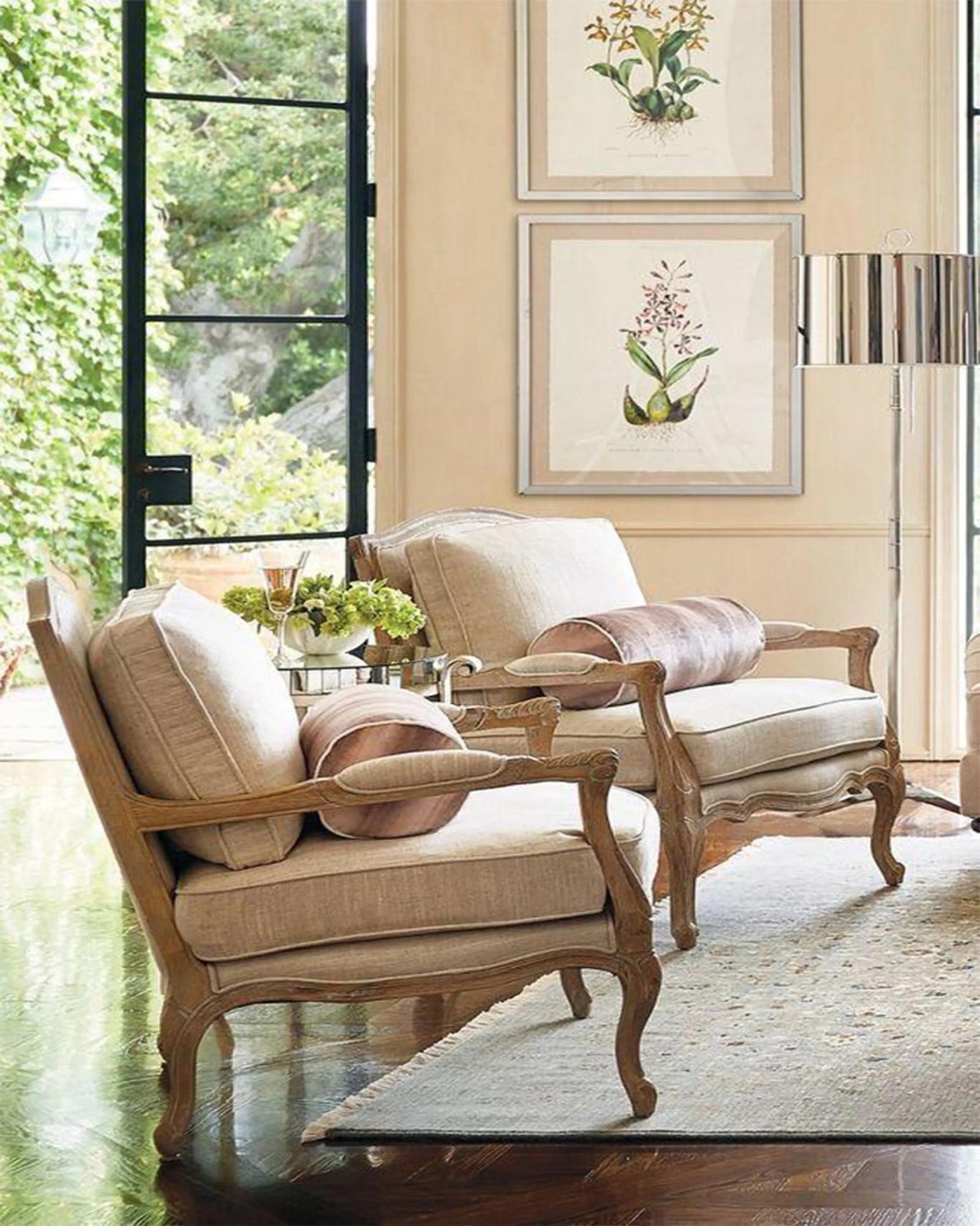 Butacas retro con tapizado beige lisas. Butacas retro con tapizado beige lisas.