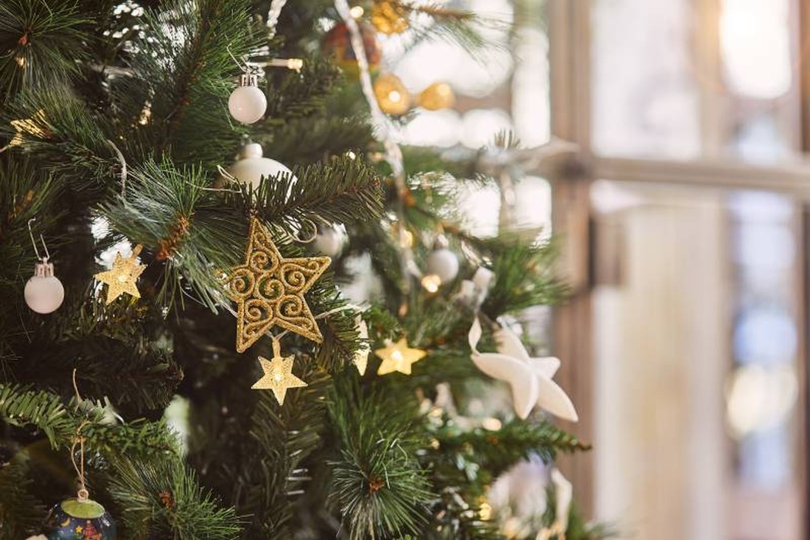 Árbol de Navidad con adornos dorados y plateados. Árbol de Navidad con adornos dorados y plateados.