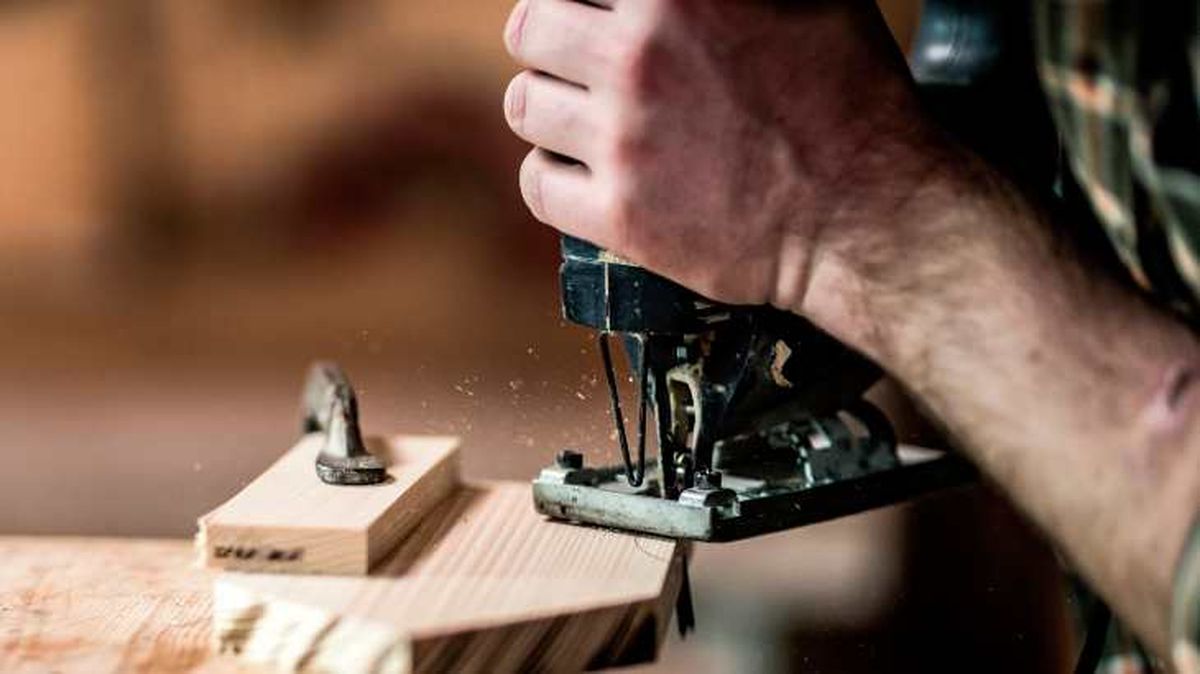 Cortar un liston de madera con una sierra de calar
