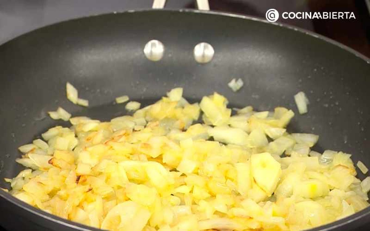 Rehoga la cebolla