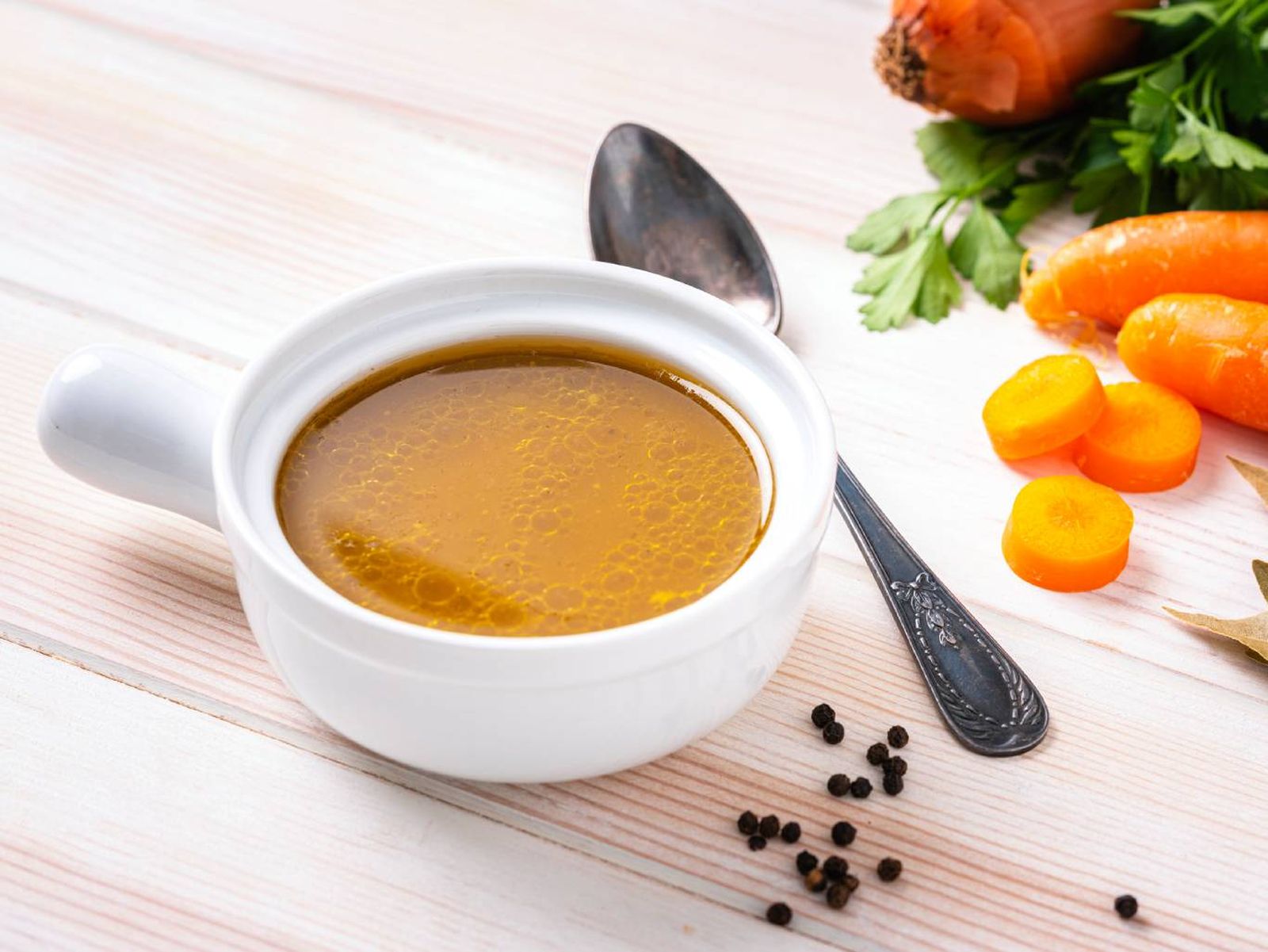 El caldo de huesos es ideal para cuidar el sistema digestivo y reconfortar el estómago. El caldo de huesos es ideal para cuidar el sistema digestivo y reconfortar el estómago.