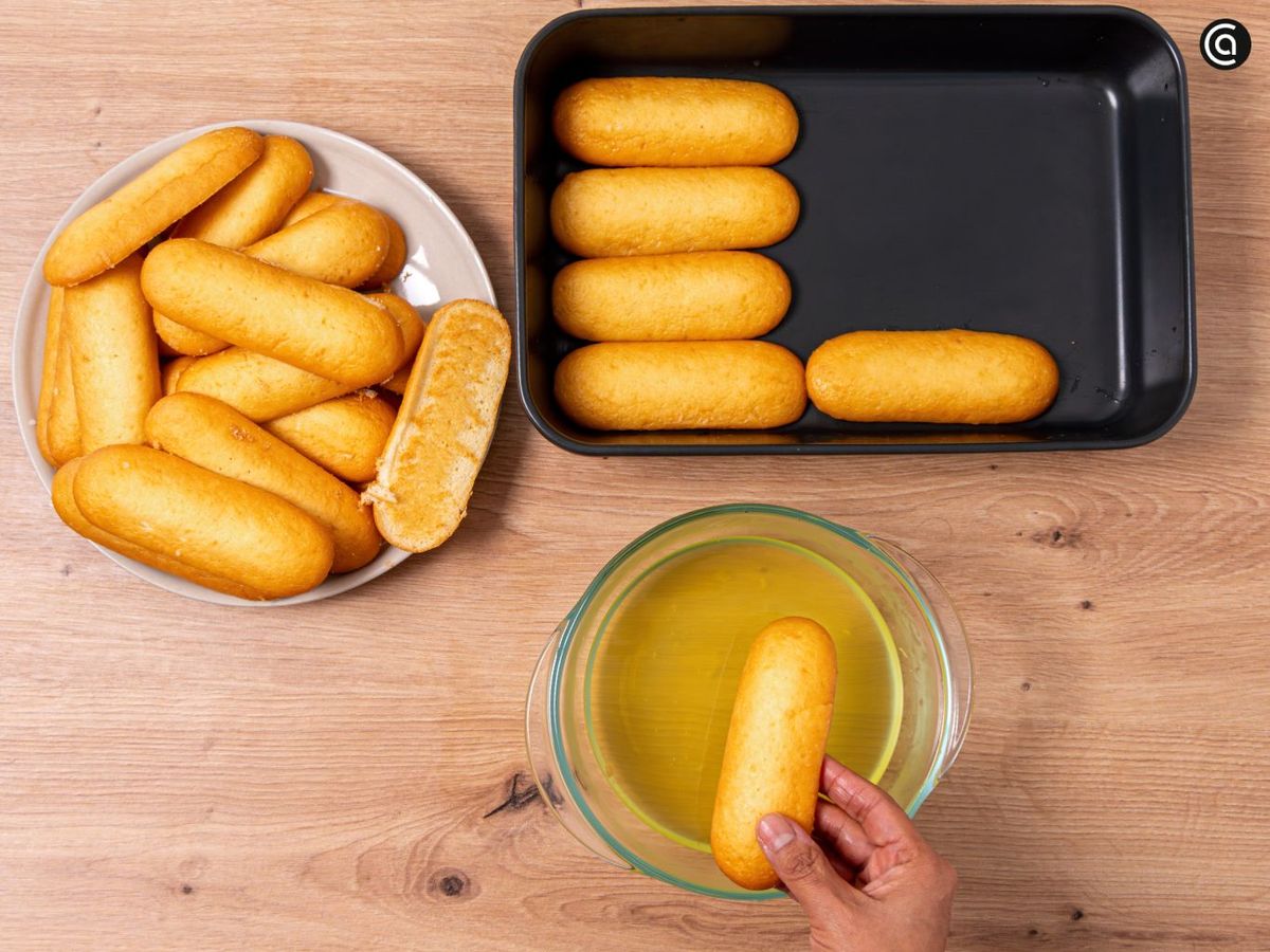 Empapa los bizcochos y colócalos en el molde cubriendo la base