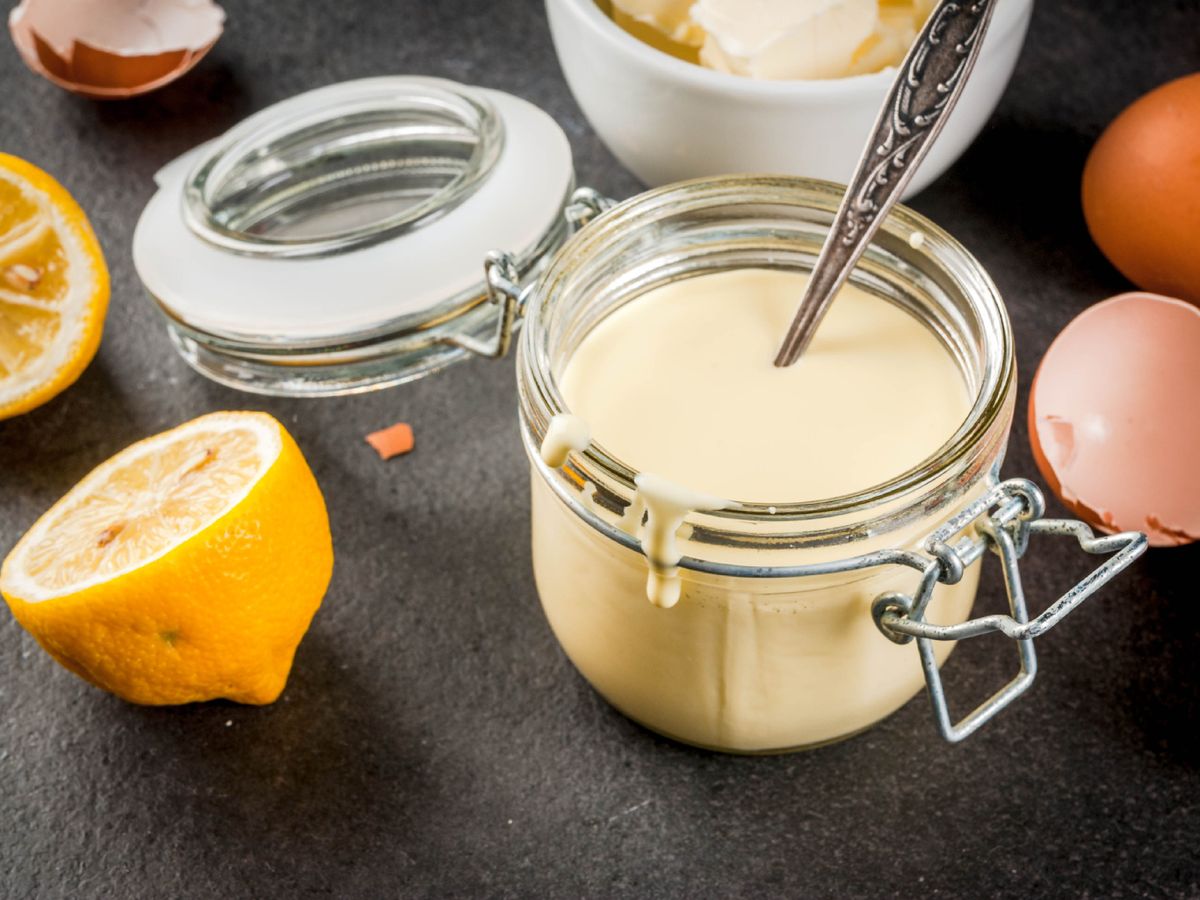 Salsa holandesa casera recién hecha, emulsionada con yema, mantequilla y limón, perfecta para acompañar huevos benedict o espárragos de temporada.
