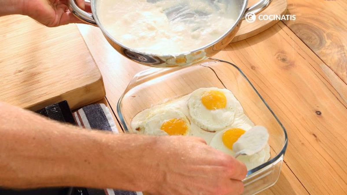 Pon los huevos en una fuente con bechamel