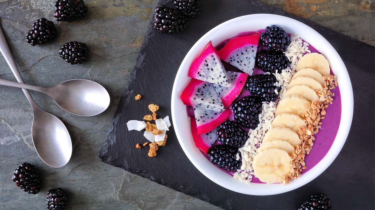 Smoothie bowl con fruta del dragón, frambuesas y plátano