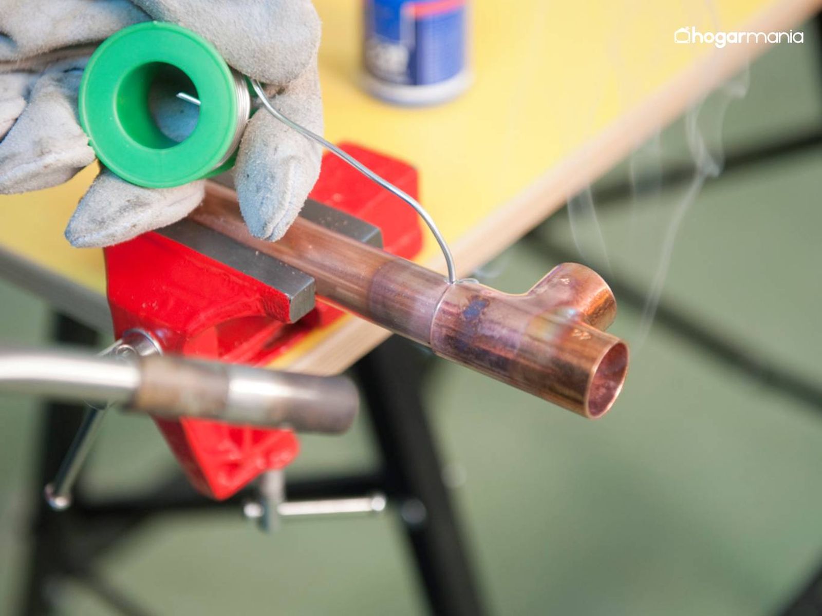 Calienta la unión con un soplete y pon el estaño