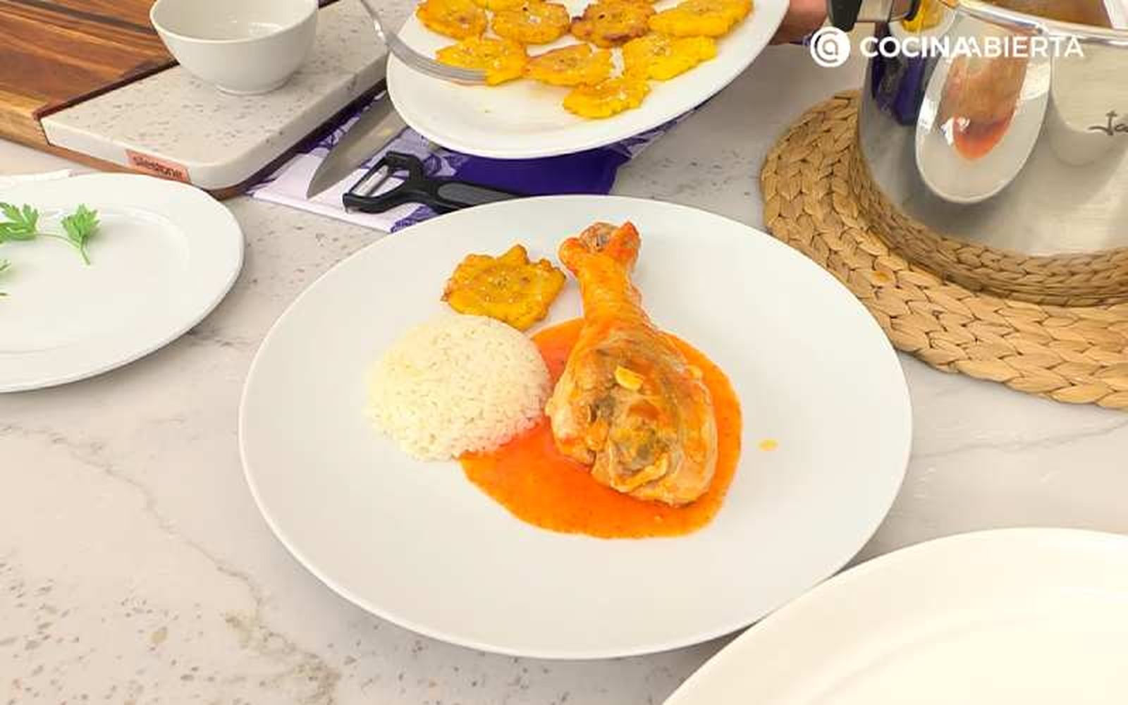 Acompaña los muslos de pavo en salsa con arroz y patacones Acompaña los muslos de pavo en salsa con arroz y patacones