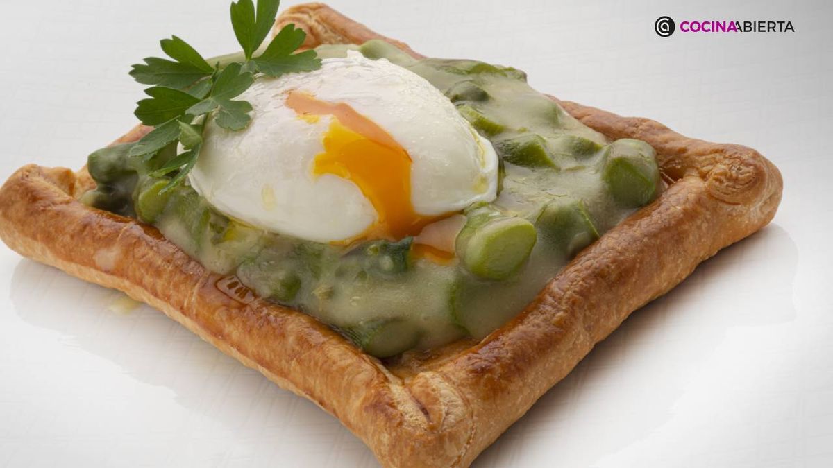 Hojaldres con espárragos verdes y huevo 