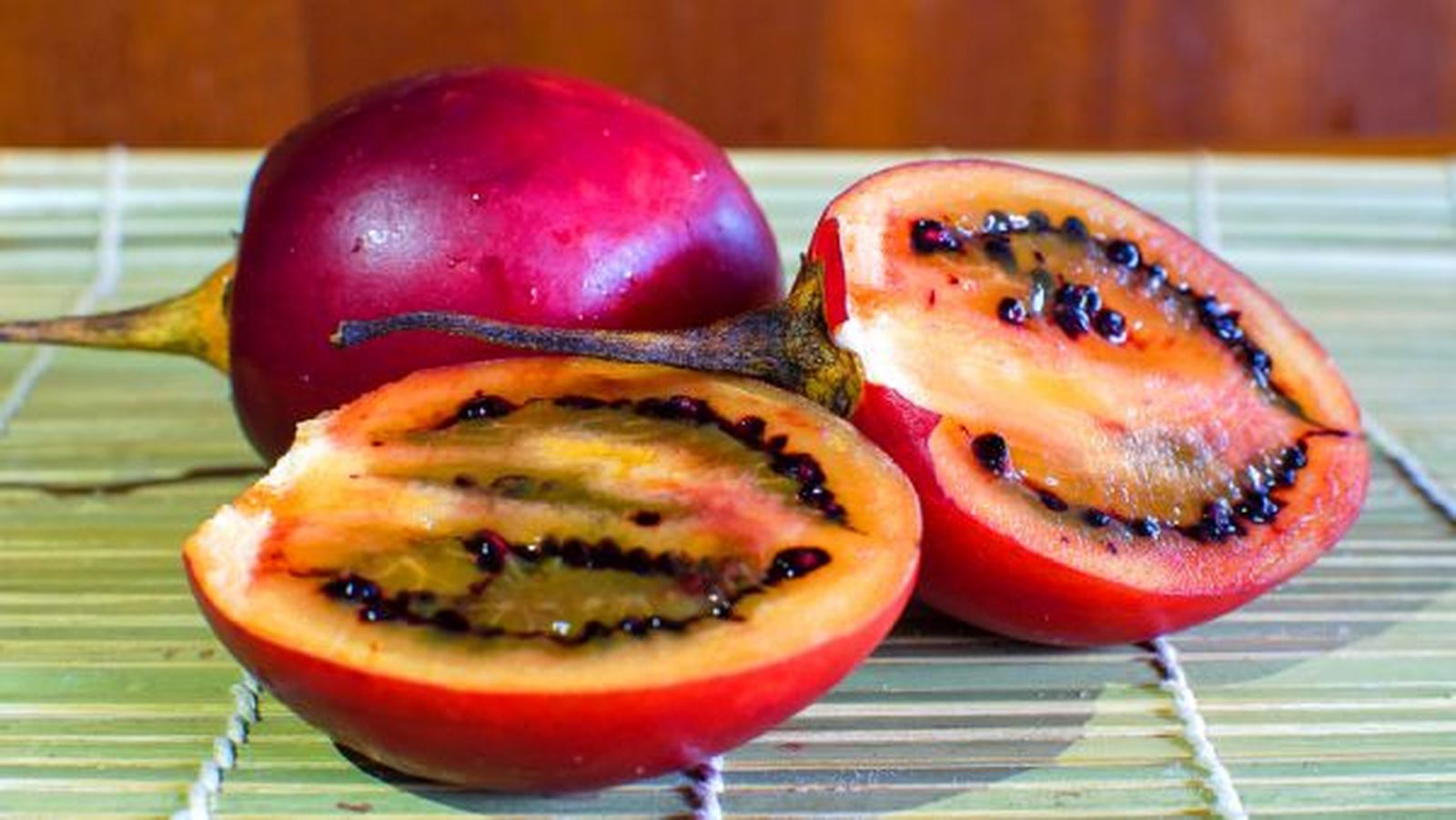 Frutas exóticas- tomate de árbol o tamarillo Frutas exóticas- tomate de árbol o tamarillo