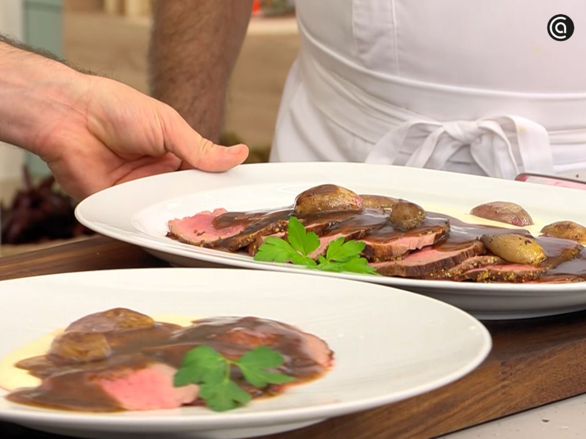 Servimos con la salsa muy caliente sobre la carne cortada muy fina.