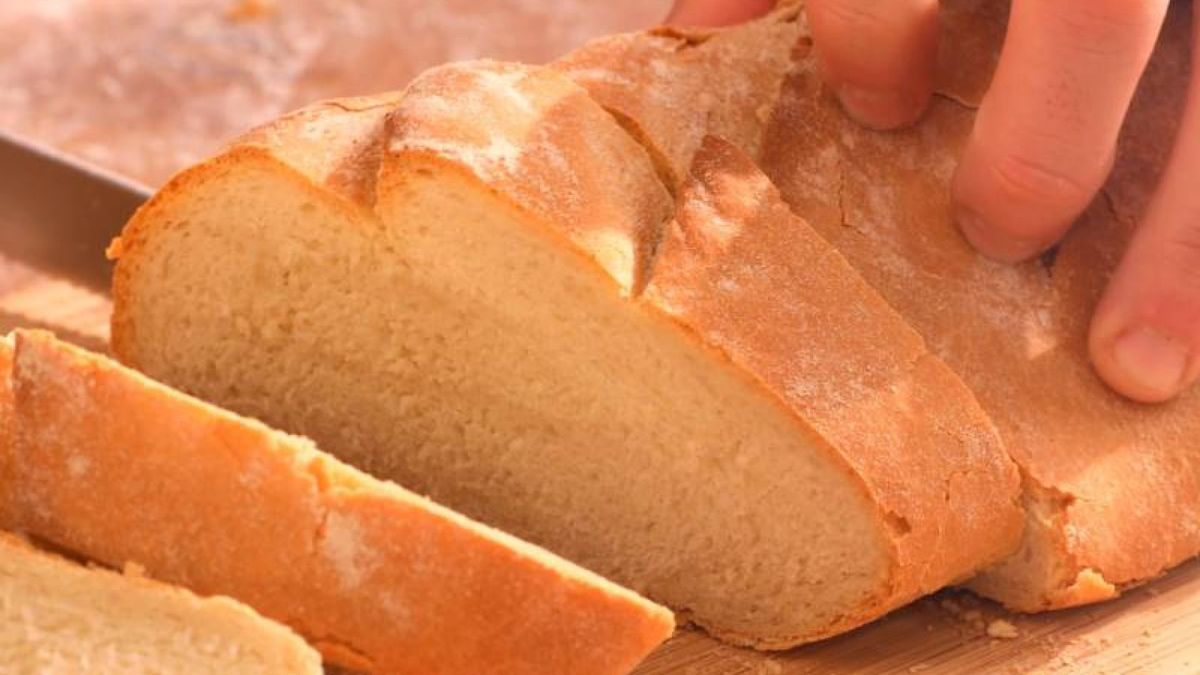 Sirve el pan casero recién horneado y disfruta de su sabor y textura