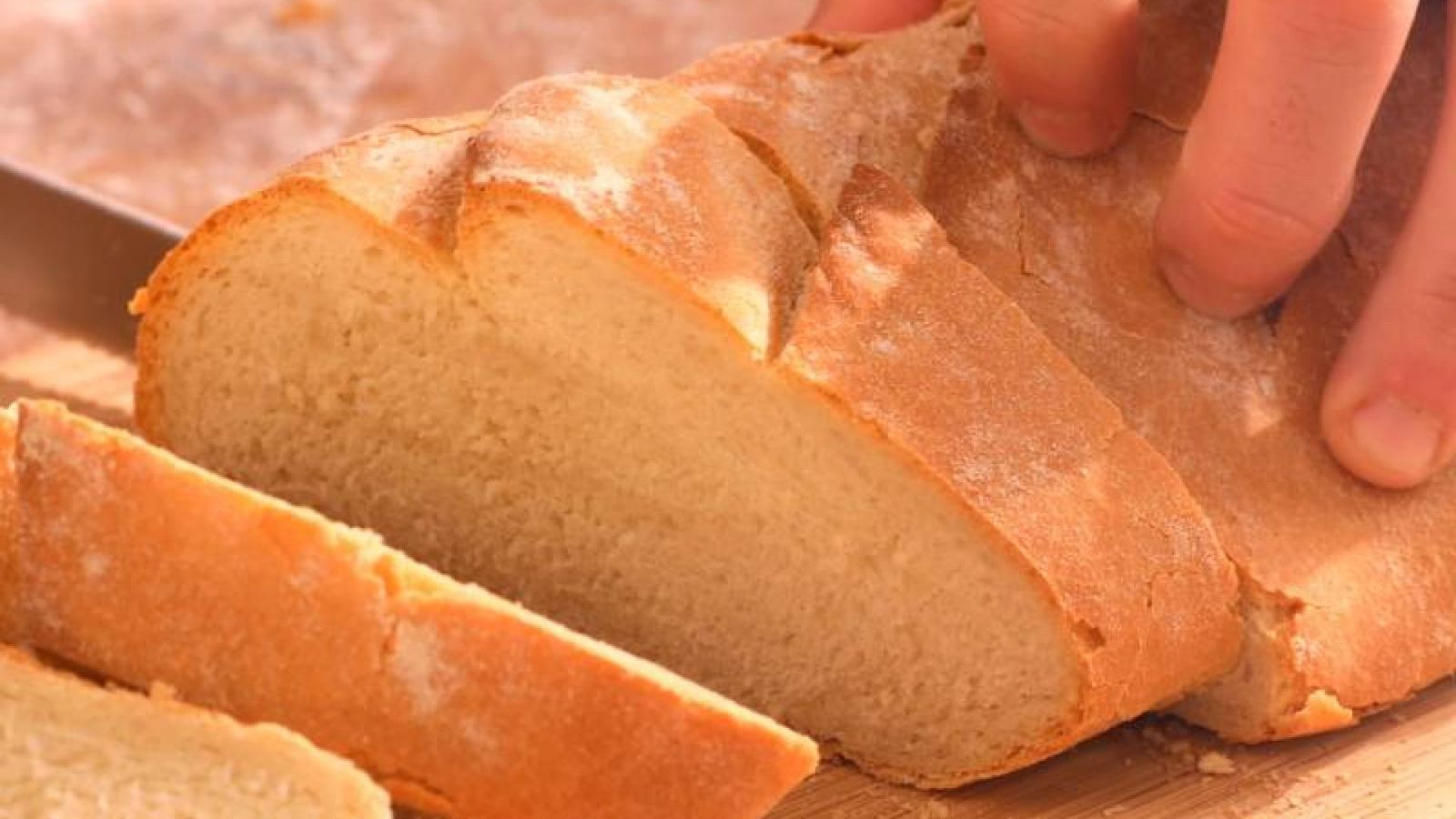 Sirve el pan casero recién horneado y disfruta de su sabor y textura Sirve el pan casero recién horneado y disfruta de su sabor y textura