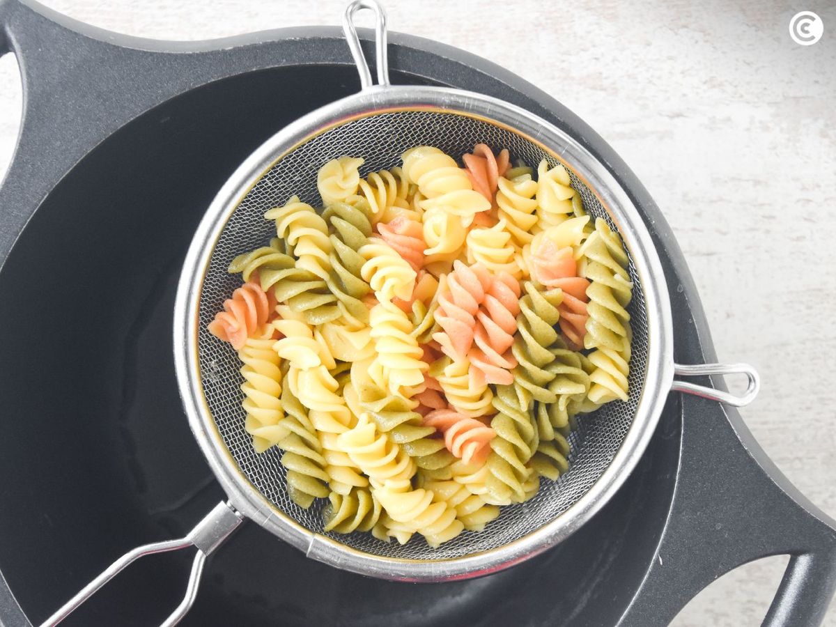 Cocer la pasta para la ensalada de pasta con atún