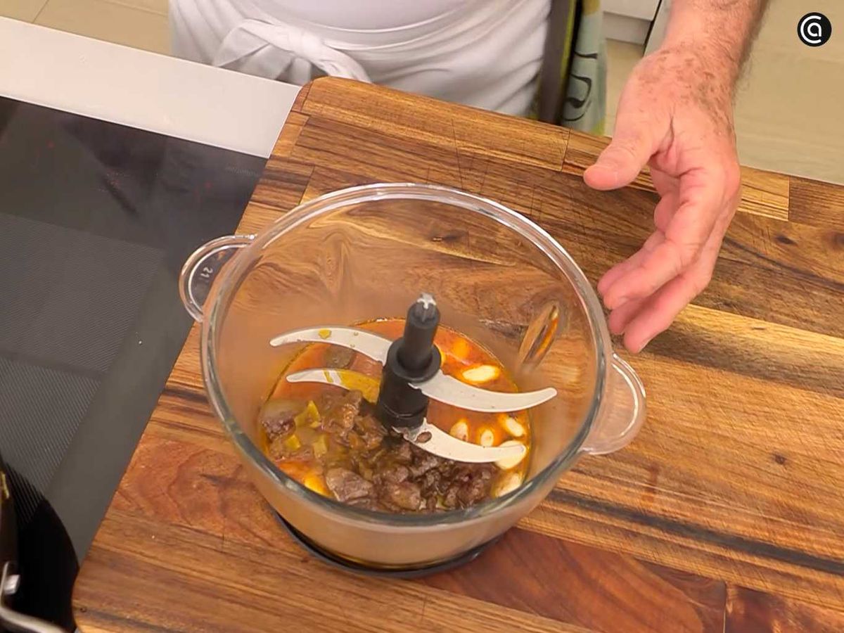 Tritura las almendras con los higadillos