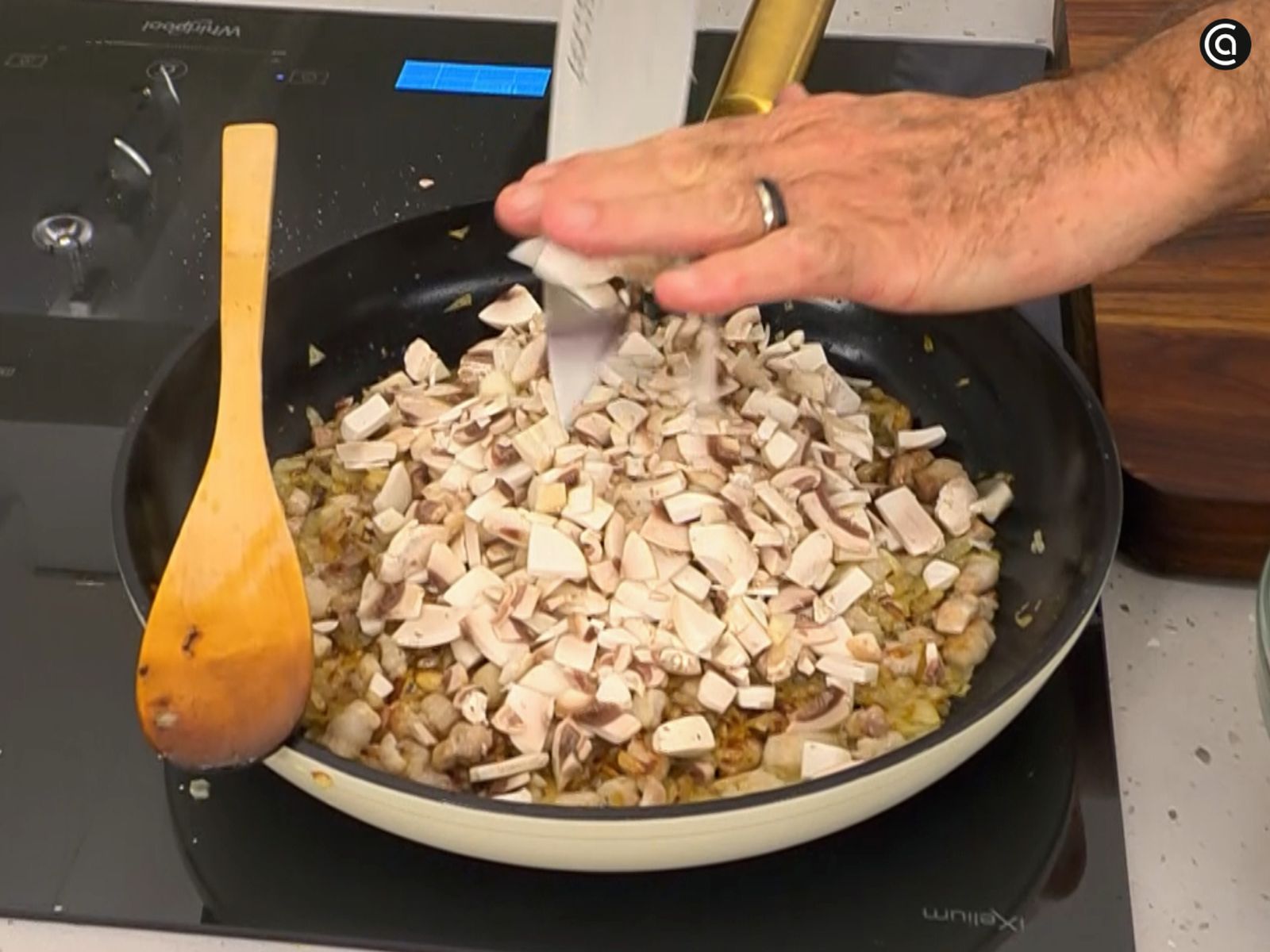 Agrega los champiñones troceados a la sartén y rehoga con las hortalizas.