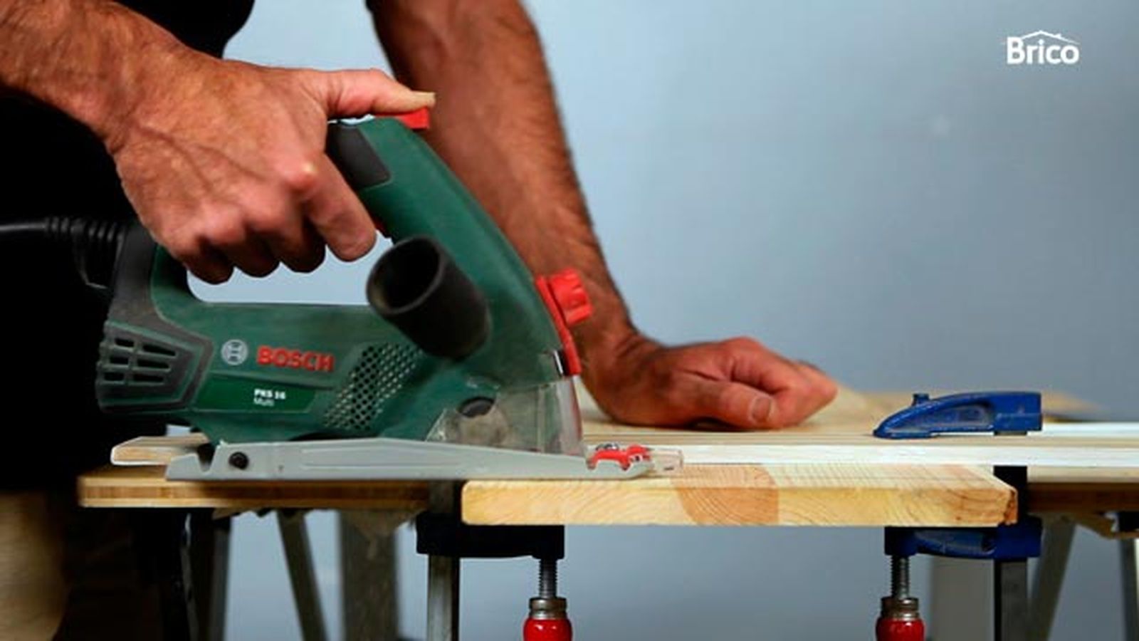 Cómo hacer ranuras en madera con la sierra paso 3 Cómo hacer ranuras en madera con la sierra paso 3
