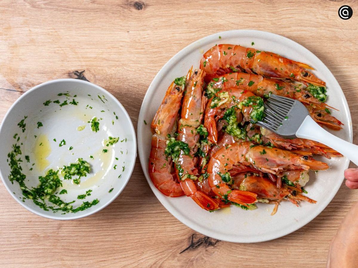 Unta los gambones con el majado usando un pincel de cocina