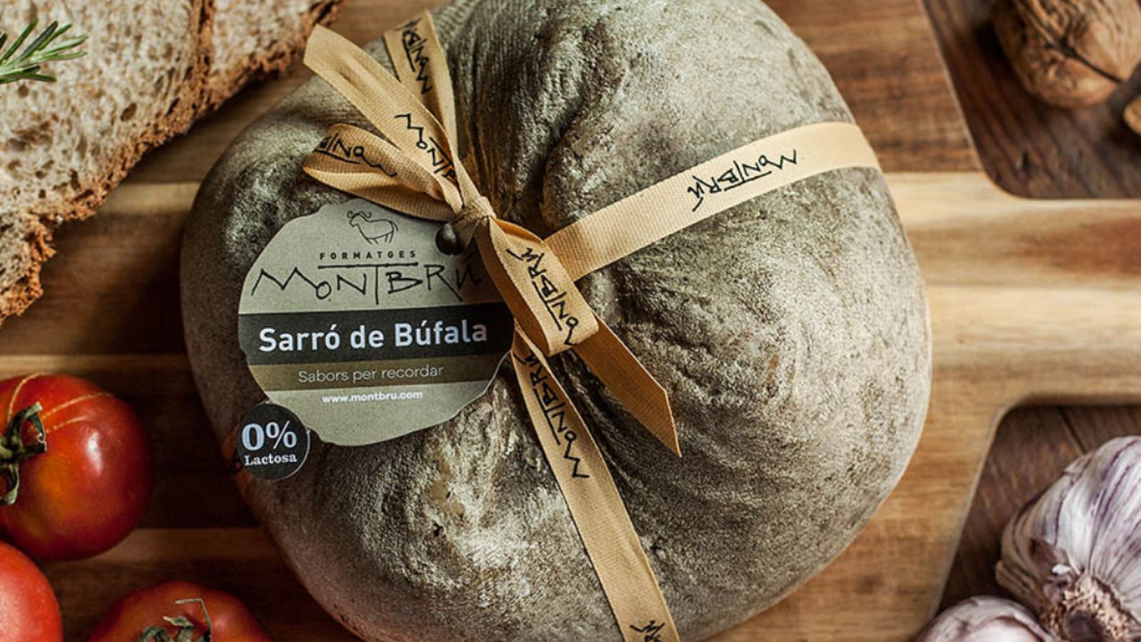 Sarró de Búfala, semicurado de Montbrú elaborado con leche de búfala y cabra, premiado con Super Gold en 2025.