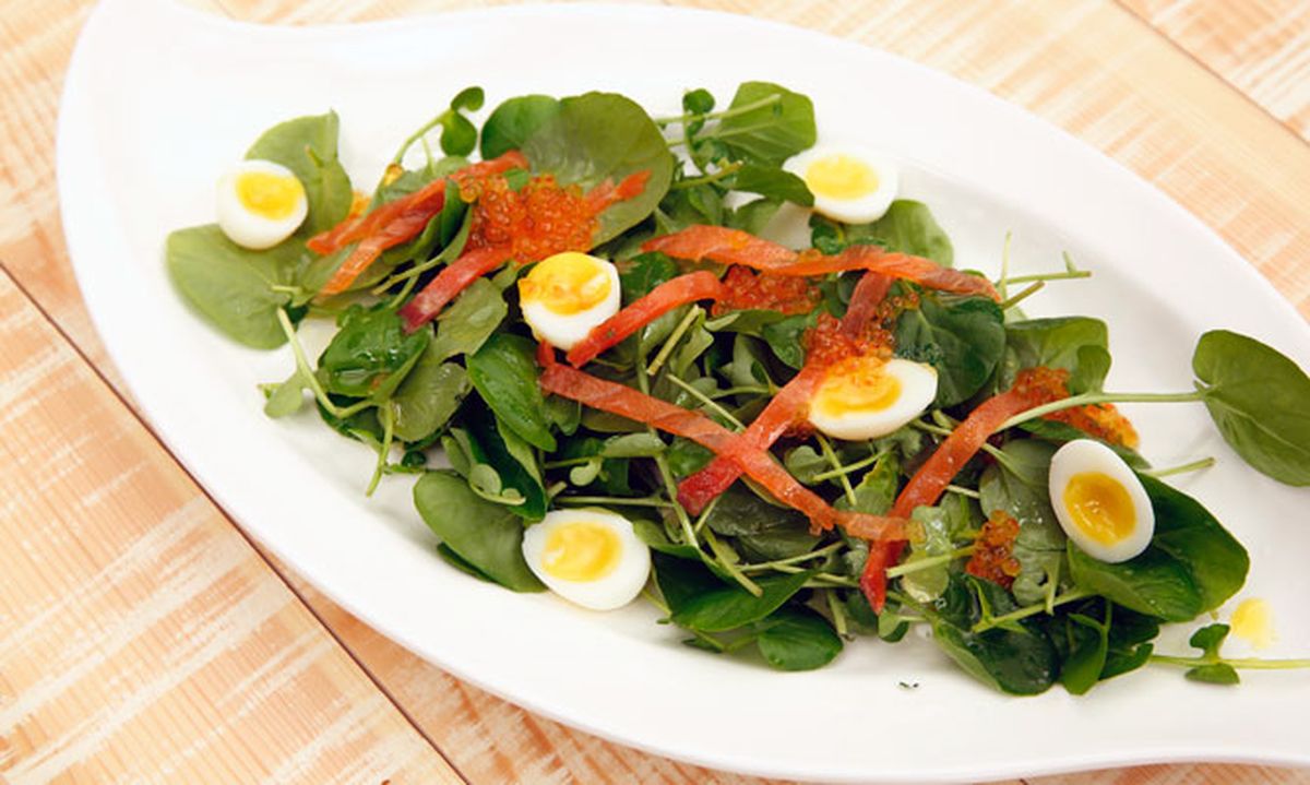 5495 2 Ensalada de berros, trucha ahumada y huevas xl