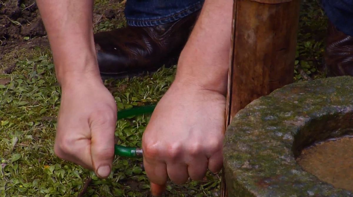 Colocar una fuente japonesa de bambú en el jardín paso 7