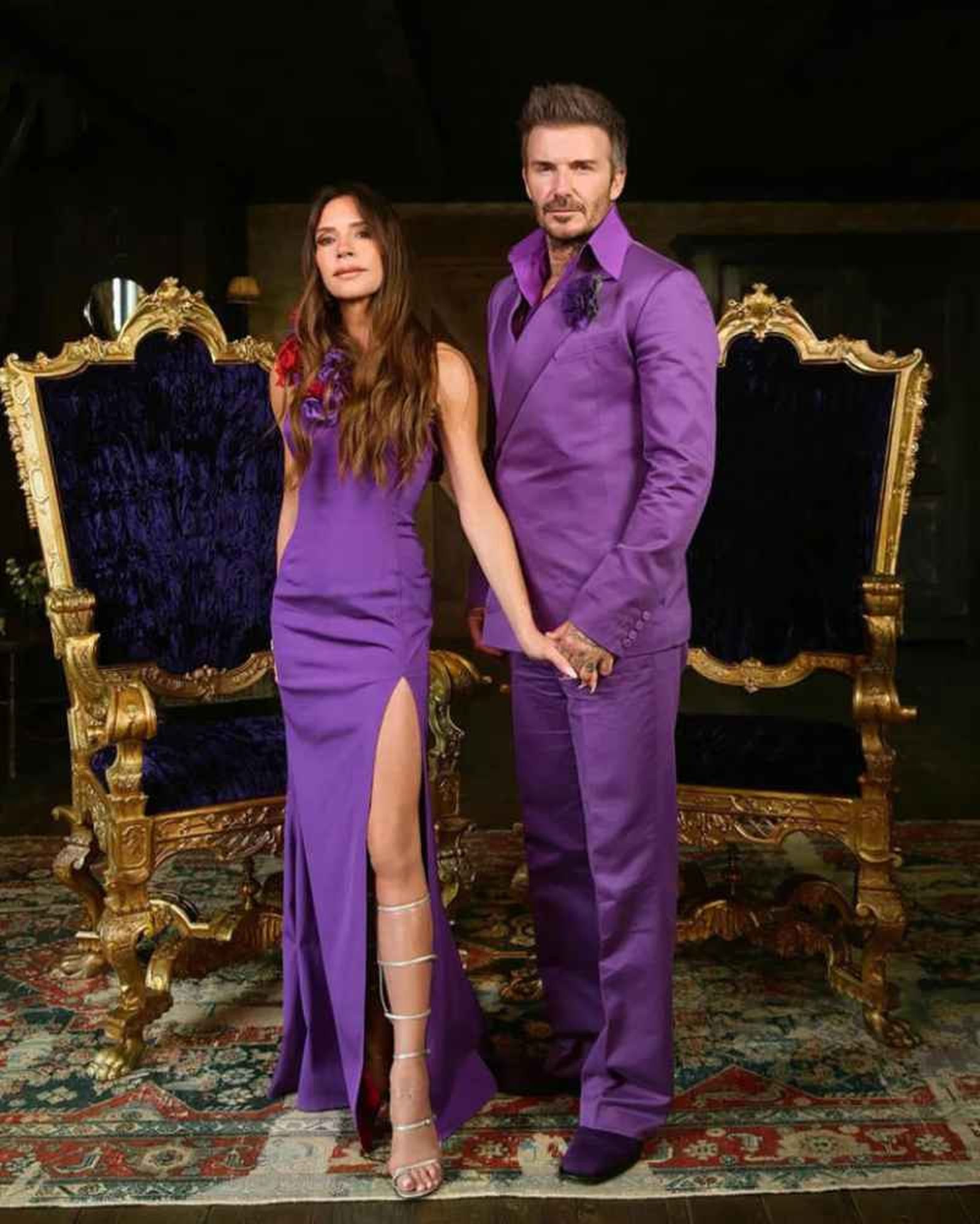 Victoria y David Beckham vestidos con los mismos trajes del día de su boda Victoria y David Beckham vestidos con los mismos trajes del día de su boda