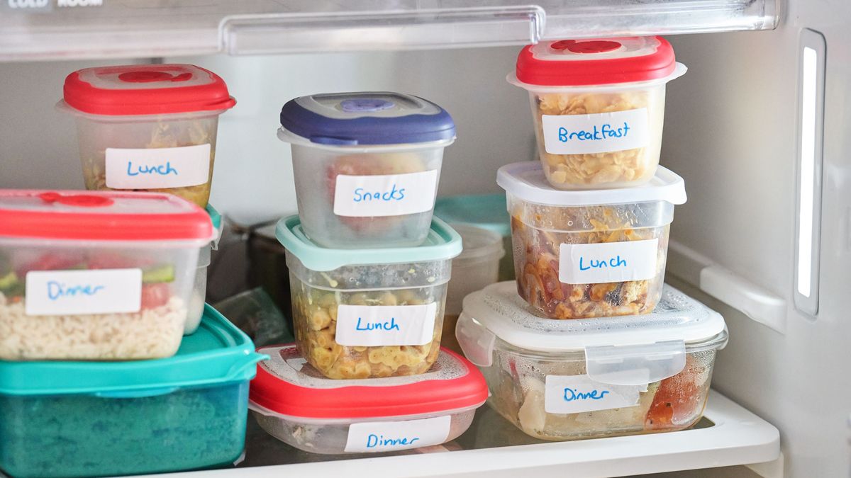 Organiza tus comidas en recipientes para ordenar mejor la nevera