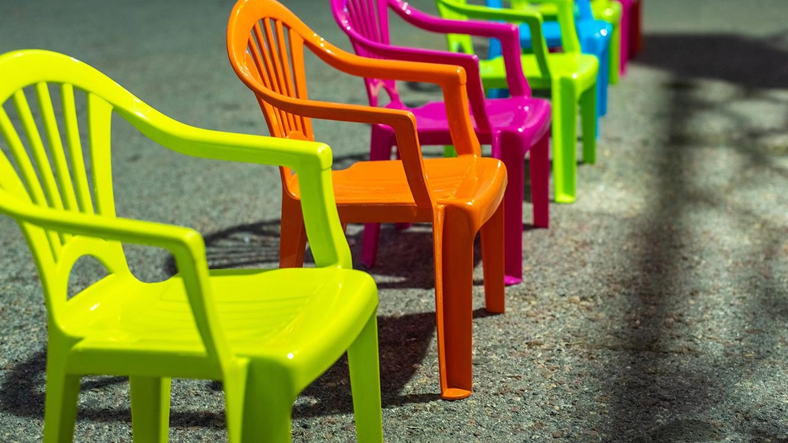 Cómo pintar sillas de plástico