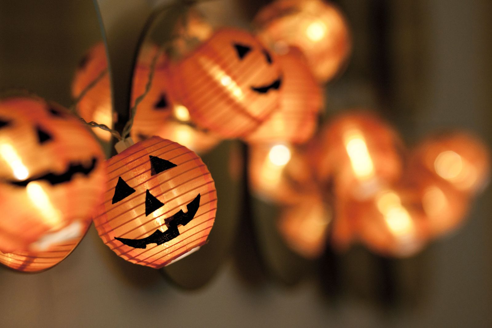 Cómo decorar la casa para hacer una fiesta de Halloween luz exterior Cómo decorar la casa para hacer una fiesta de Halloween luz exterior