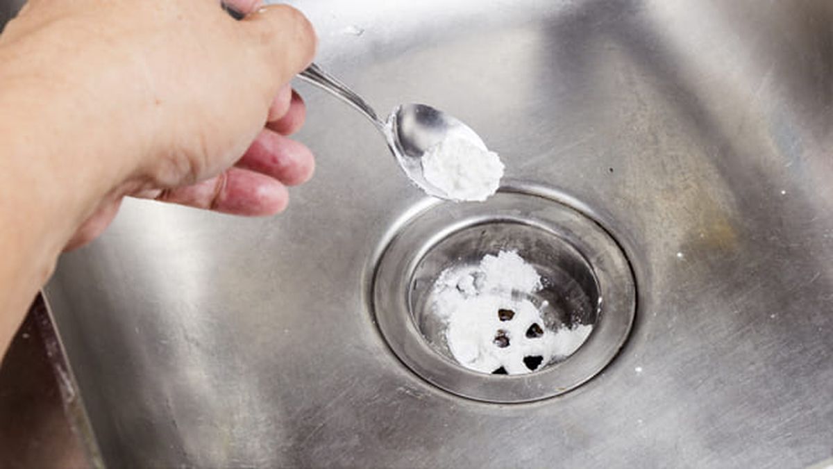 Limpiar el desagüe con bicarbonato y vinagre