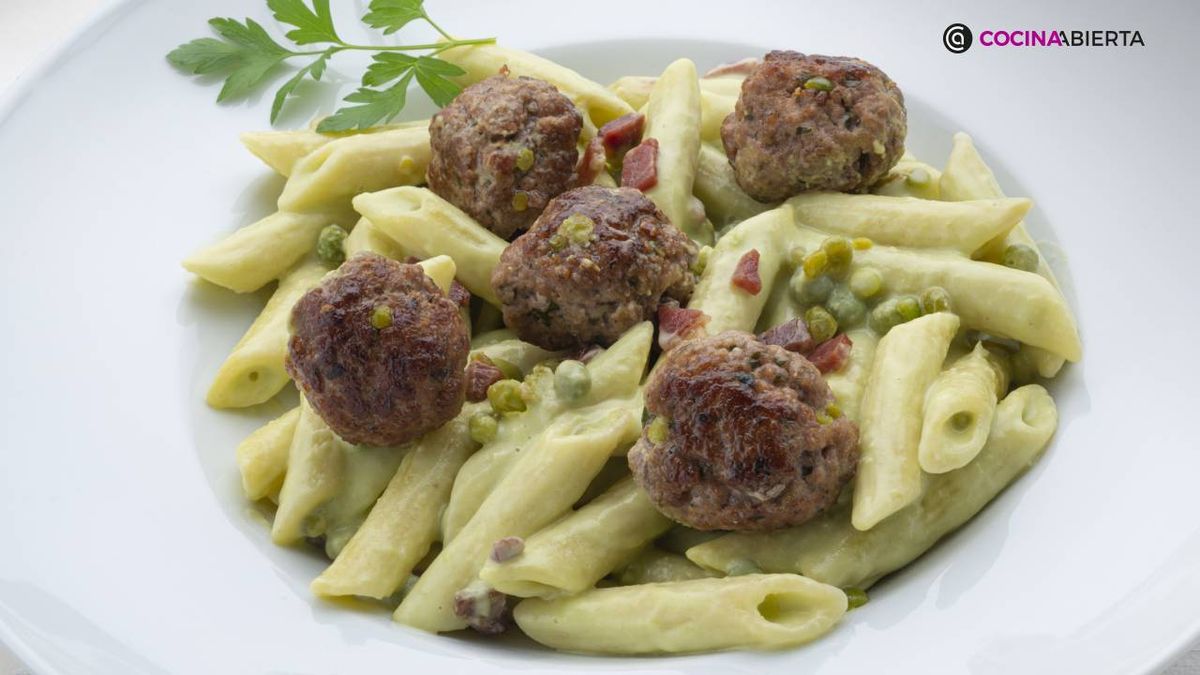 Macarrones con albóndigas y salsa de guisantes
