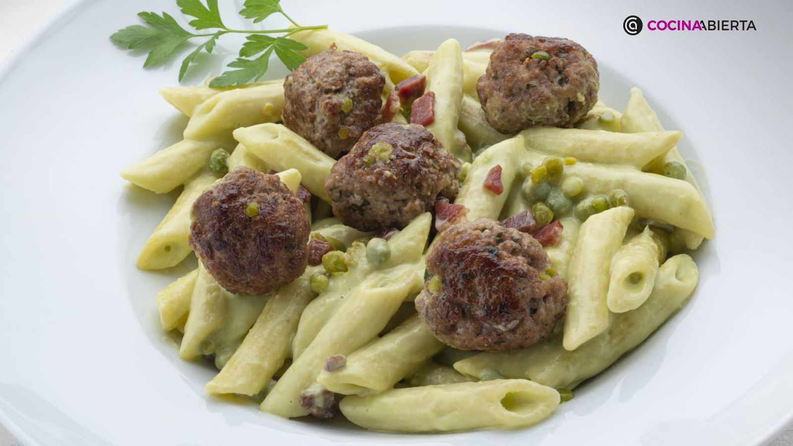 Macarrones con albóndigas y salsa de guisantes