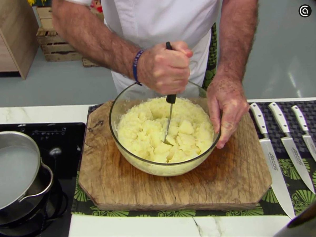 Añade el bacalao y mezcla