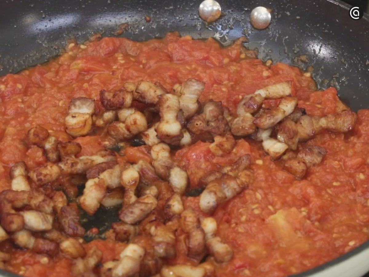 Añade la panceta y echa una pizca de sal y pimienta al gusto