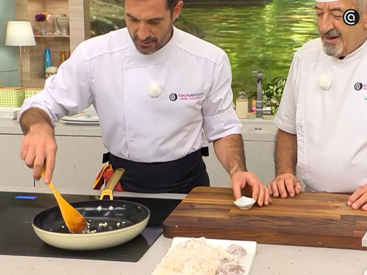 El ajo se saltea brevemente, solo unos segundos, para que aromatice sin llegar a dorarse en exceso.