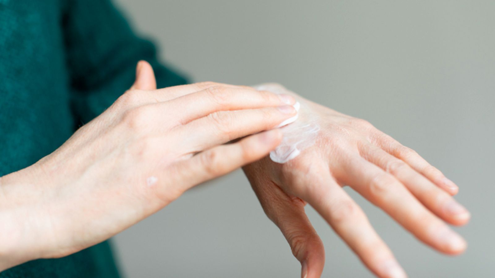 estos son los 10 usos de la crema nivea de lata azul que desconocias manos estos son los 10 usos de la crema nivea de lata azul que desconocias manos
