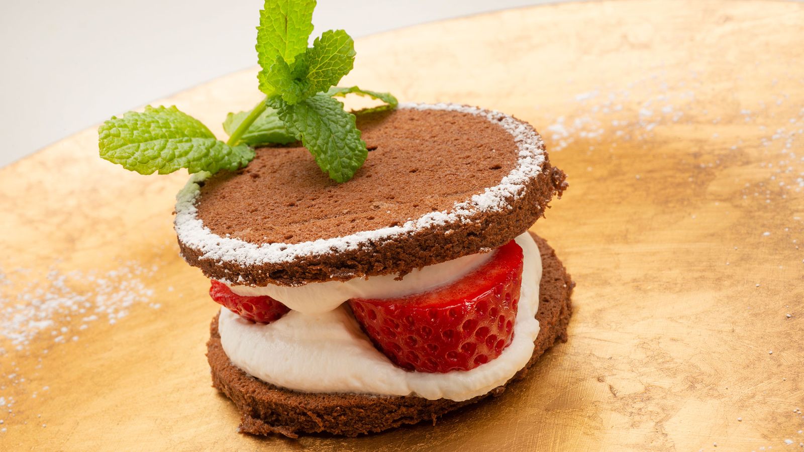 bizcocho de chocolate relleno de fresas y nata xl bizcocho de chocolate relleno de fresas y nata xl