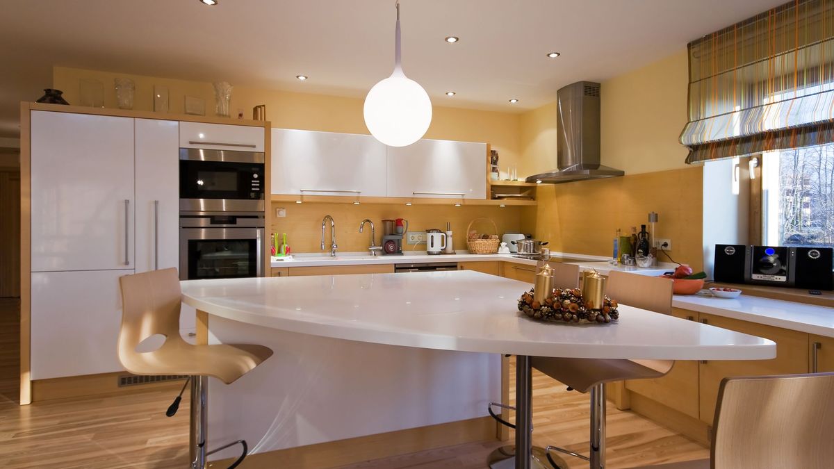 En una cocina grande, una mesa redonda u ovalada suele ser la mejor elección