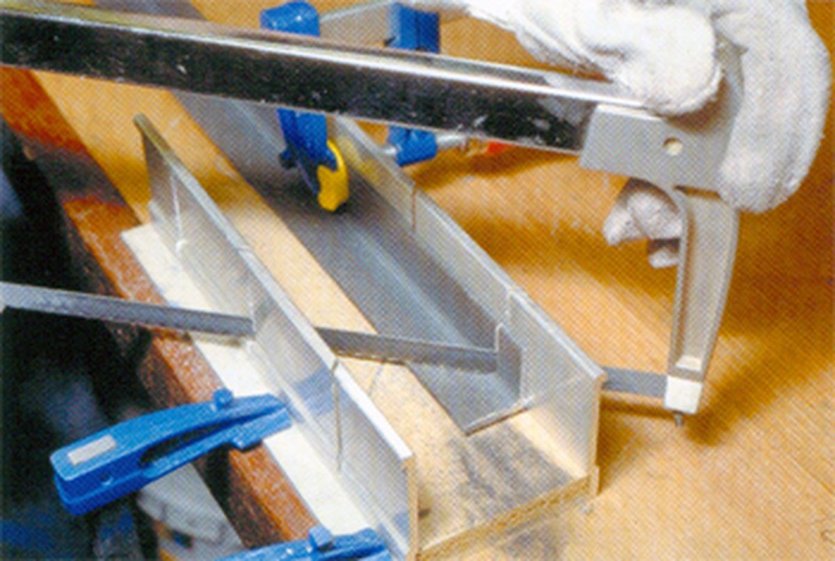 Mesa de forja y baldosa paso 1