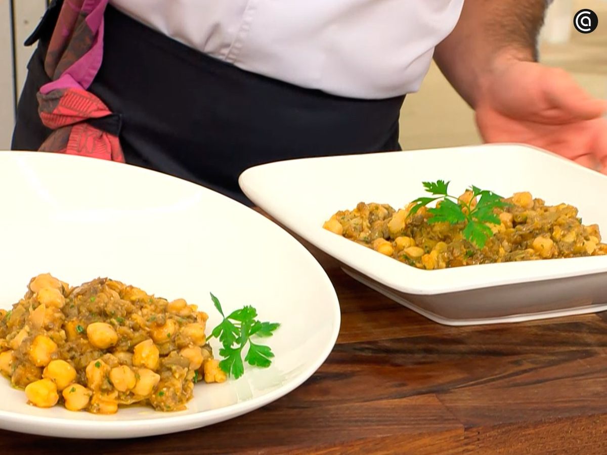 Garbanzos con berenjenas, decorados con una hoja de perejil