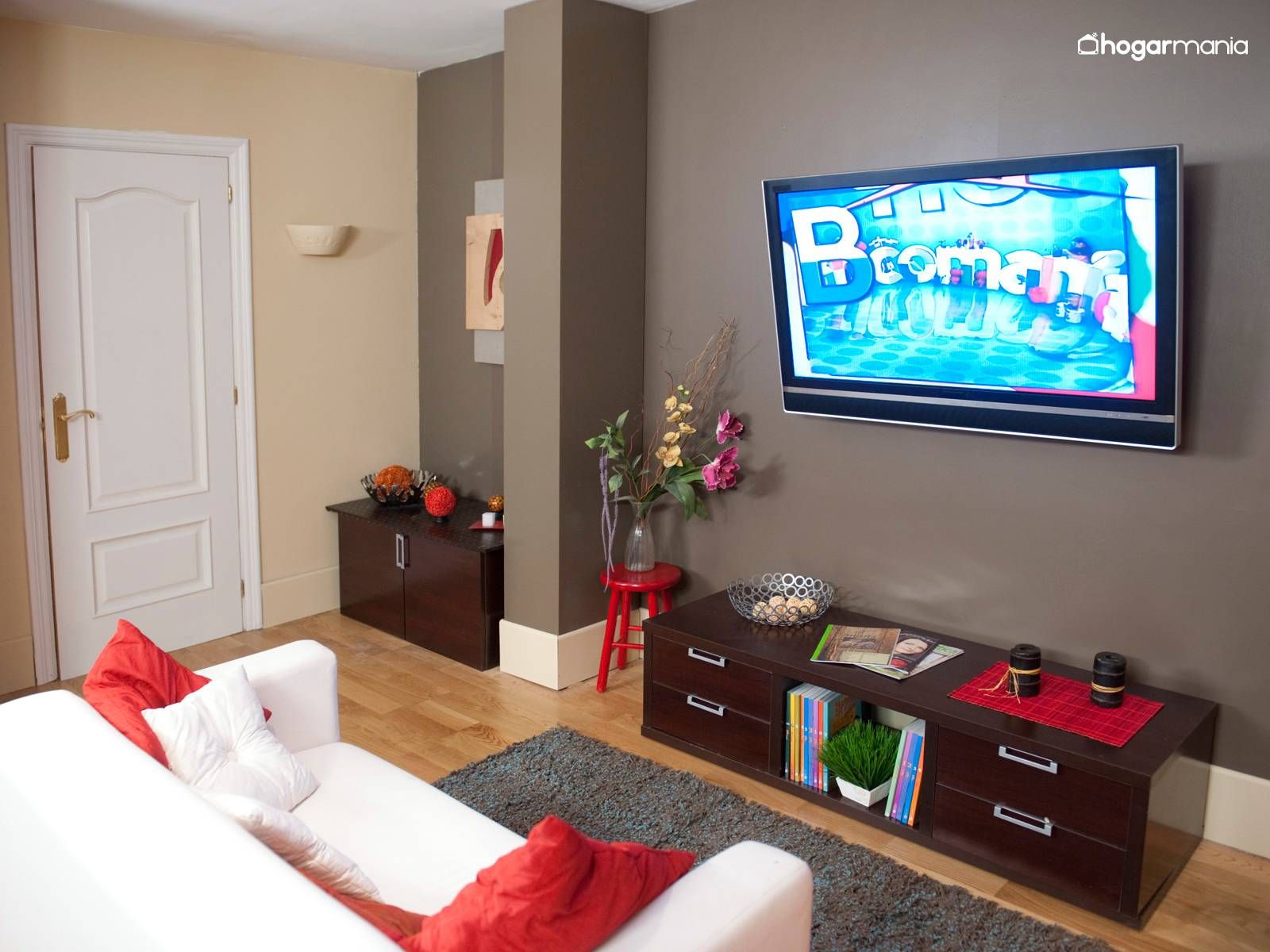 Cómo colgar la televisión en la pared sin que se vean los cables