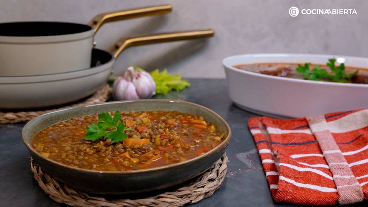 Sirve las lentejas estofadas calientes y decora con perejil