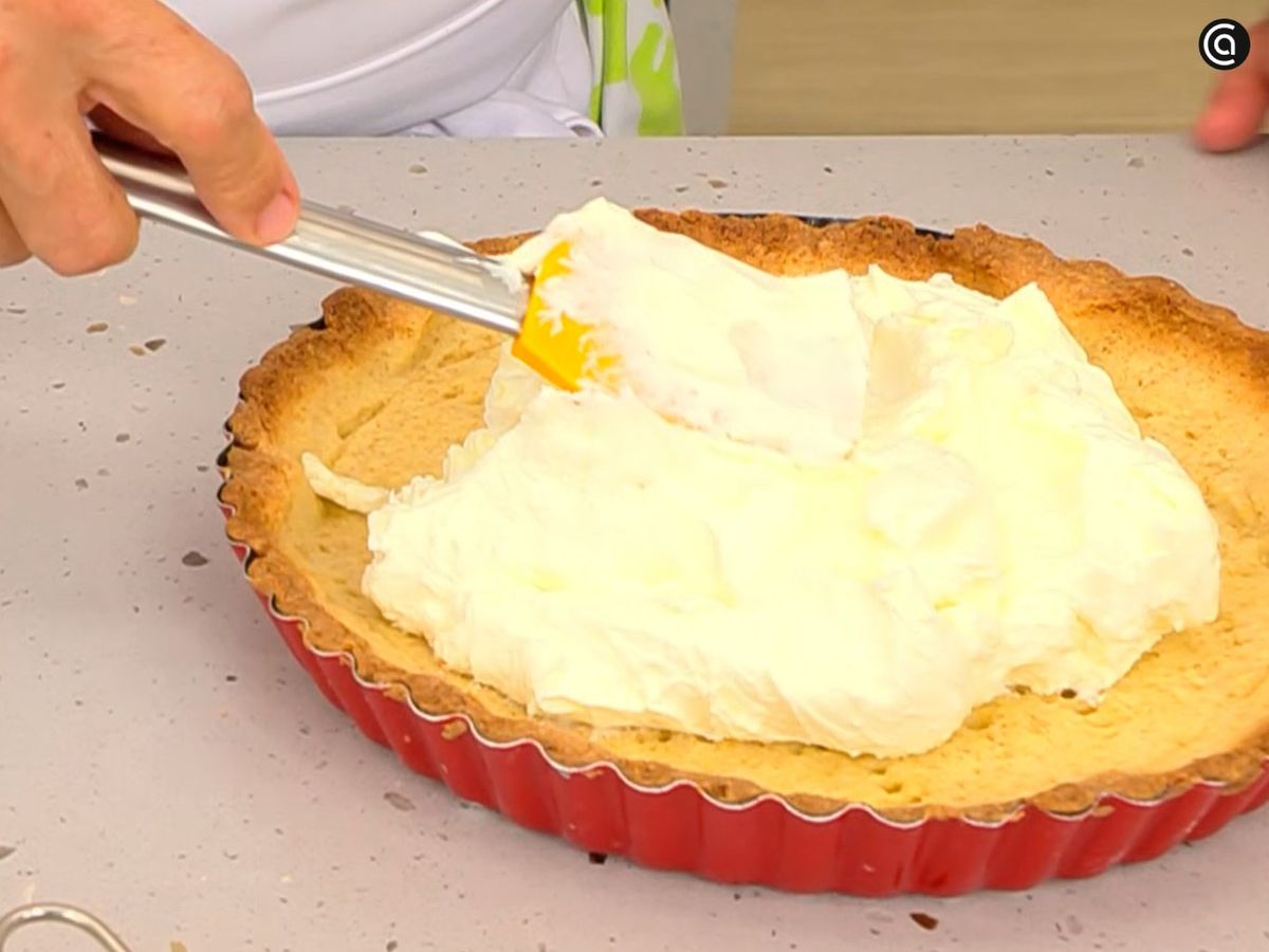 Coloca la mezcla dentro de la tartaleta y alísala con una espátula