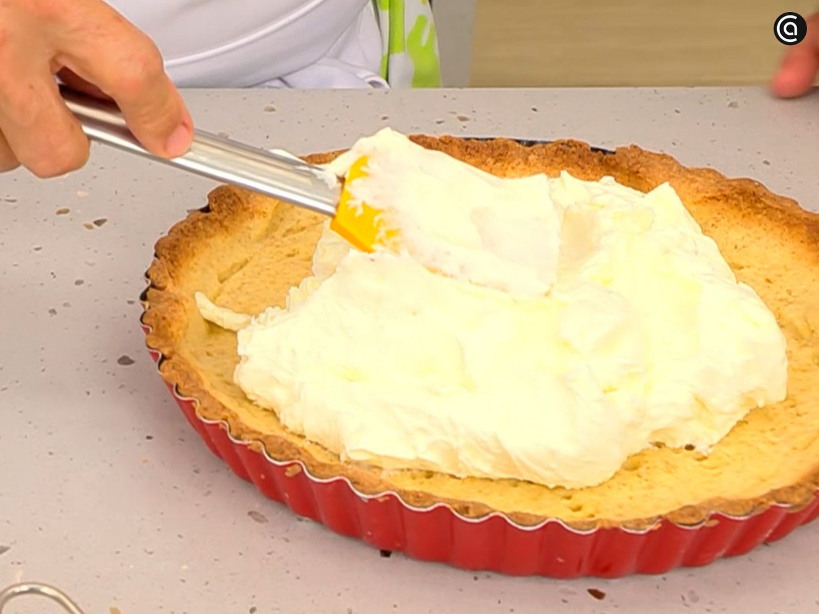 Coloca la mezcla dentro de la tartaleta y alísala con una espátula Coloca la mezcla dentro de la tartaleta y alísala con una espátula