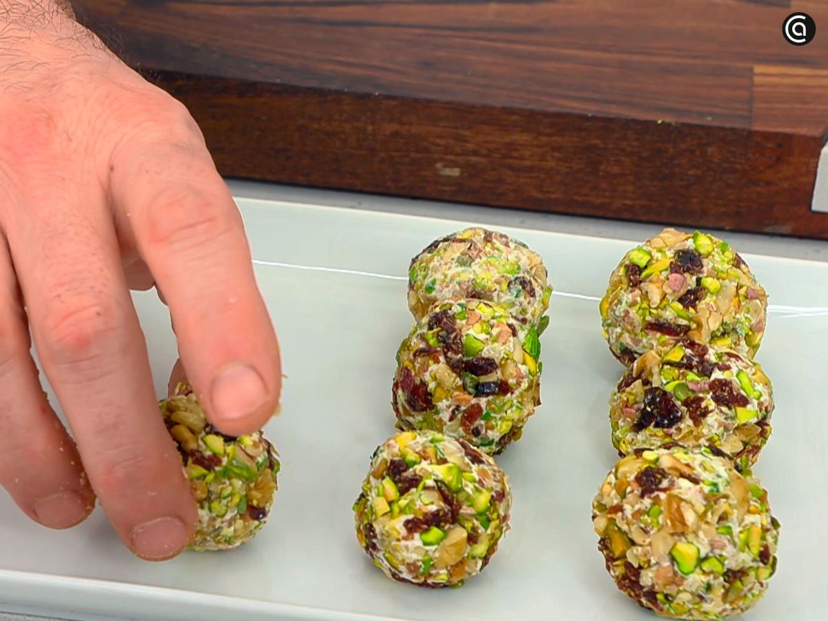 Prepara las bolas de queso crema con frutos secos