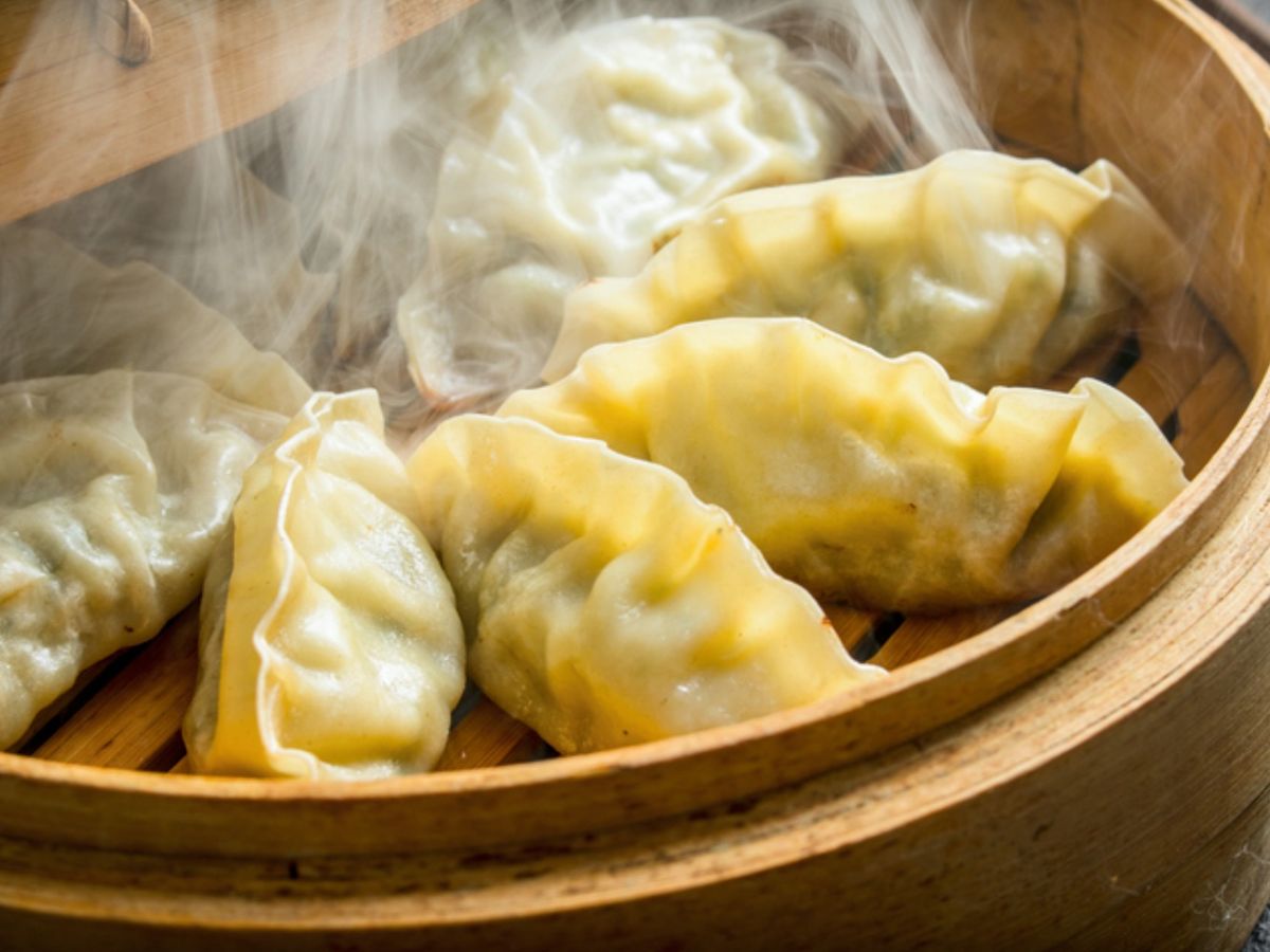 Coloca las gyozas separadas sobre papel de horno perforado