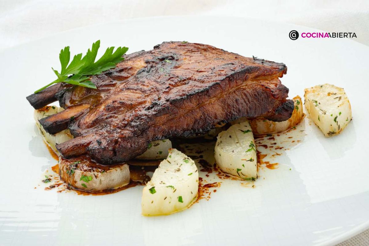 Costillas de cerdo doradas por fuera y jugosas por dentro