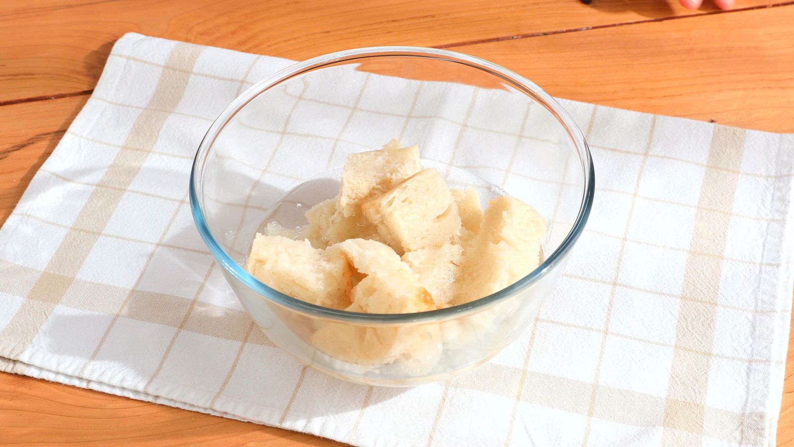 Deja que el pan se empape en agua para conseguir la textura perfecta Deja que el pan se empape en agua para conseguir la textura perfecta